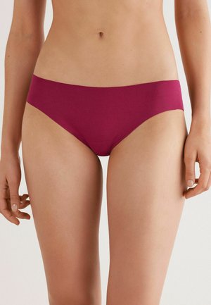 Burgundské bikinové spodky s hladkou texturou, nízkým pasem a minimálním počtem švů. Tkanina vypadá elasticky a přiléhavě.