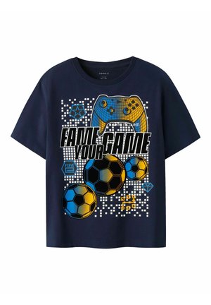 Marineblauwe katoenen T-shirt met een grafische print van een gamecontroller en voetbal in blauw en geel, met de tekst "FAME YOUR GAME."