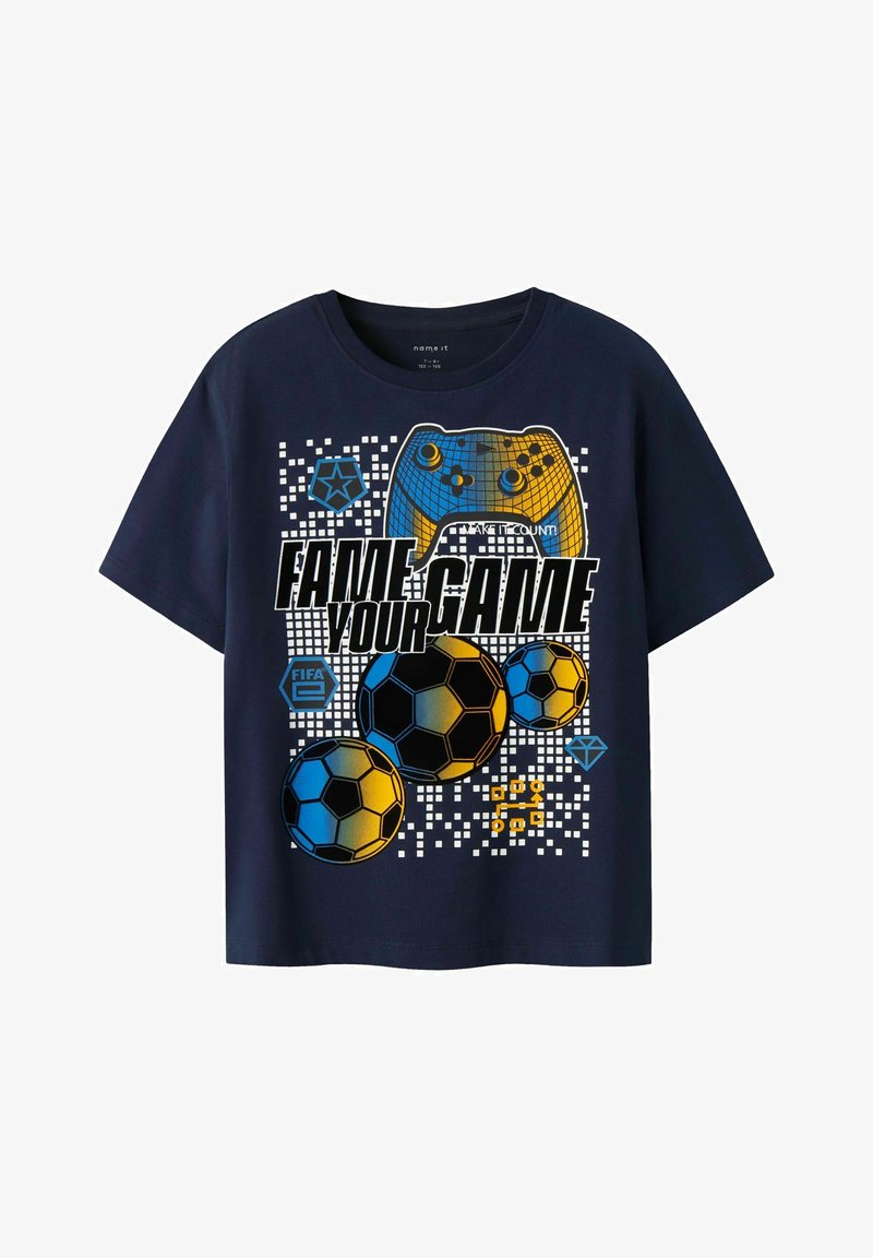 Marineblå bomullst-skjorte med grafisk trykk av en spillkontroller og fotballer i blått og gult, med teksten "FAME YOUR GAME."
