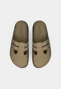 Μπεζ παπούτσια χωρίς κορδόνια με δύο κομμένες περιοχές και διπλές αγκράφες. Μαλακό υλικό με υφή στο πέλμα και μαύρη λαστιχένια σόλα.