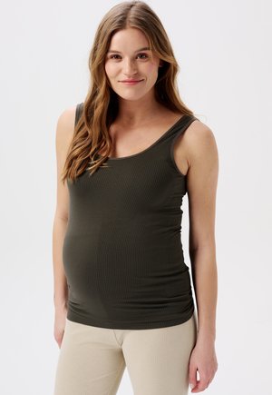 Olijfgroen geribbelde zwangerschaps tanktop met brede banden, een aansluitend ontwerp en ruches aan de zijkanten, gecombineerd met lichtbeige geribbelde broek.