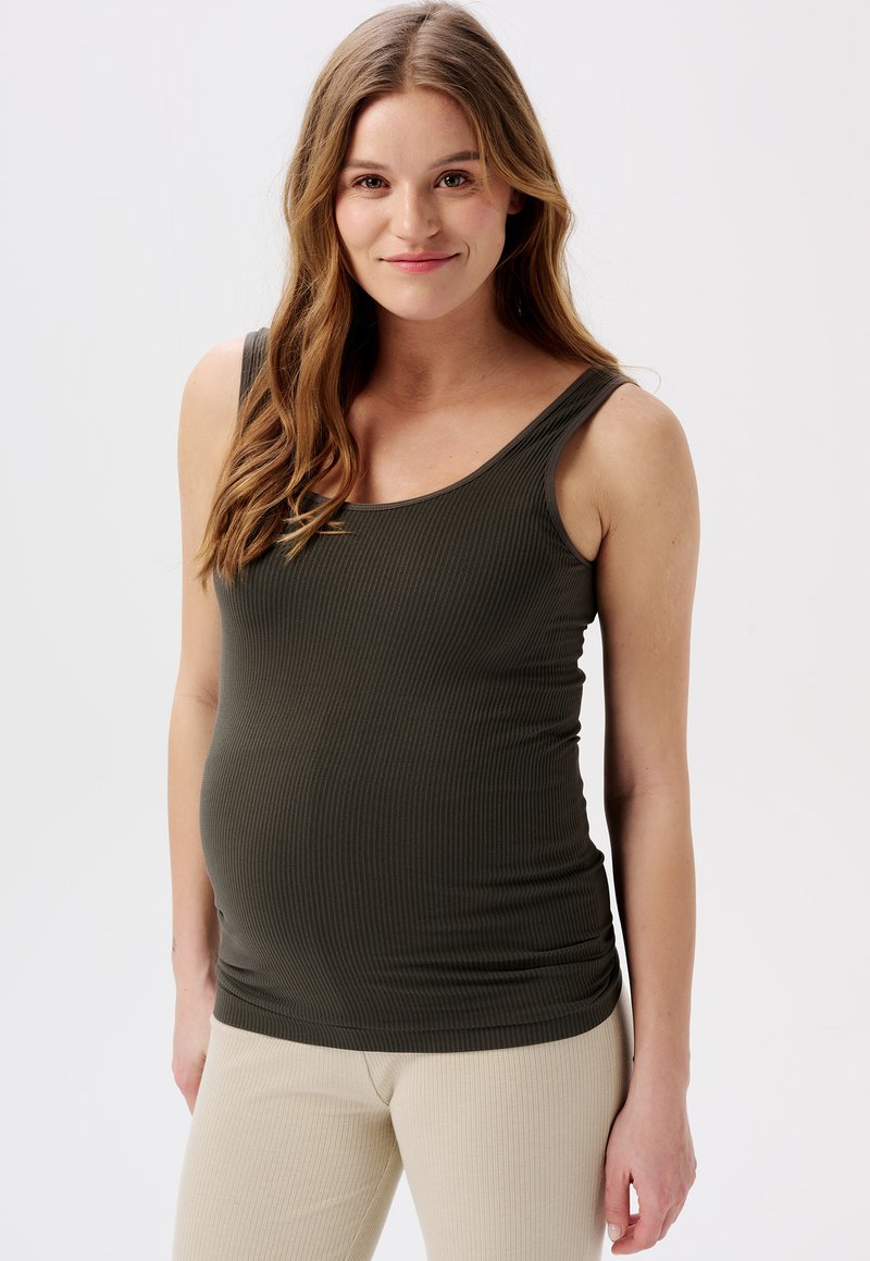 Olijfgroen geribbelde zwangerschaps tanktop met brede banden, een aansluitend ontwerp en ruches aan de zijkanten, gecombineerd met lichtbeige geribbelde broek.