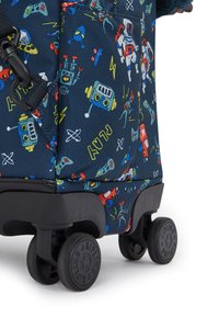 Zaino a rotelle in tessuto blu navy con un motivo di robot giocosi e giochi. Presenta ruote nere e un fondo robusto. Design funzionale.