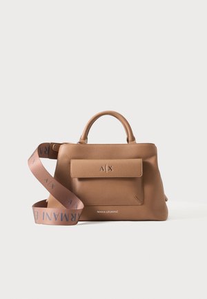 Tanfarvet læderhåndtaske med top håndtag, frontlommeklap med "A|X" logo og bredt mærket skulderrem med teksten "Armani Exchange."