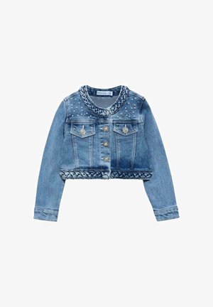 Giacca corta in denim blu con colletto e orlo intrecciati, bottoni perlacei, dettagli con borchie e due tasche frontali con patta.