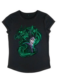 Černé tričko s krátkým rukávem s zeleno-fialovou grafikou postavy s rohy a drakem, zasazené do točitého designu.