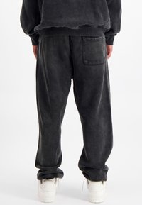 Black Bananas BRUSH - Trainingsbroek - black