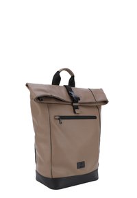 Sac à dos en cuir texturé tan avec un dessus enroulé, accents noirs, poche zippée à l'avant et une poignée supérieure pour un transport facile.