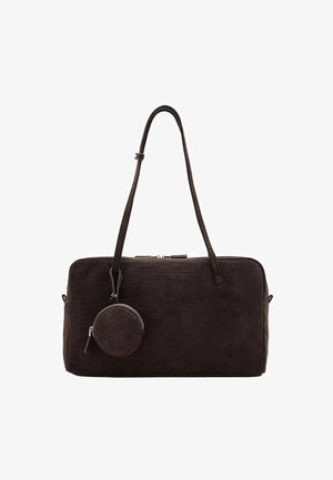 Sac à main en suede marron foncé avec une fermeture éclair, deux poignées et une poche à pièces ronde détachable attachée. Design texturé et rectangulaire.