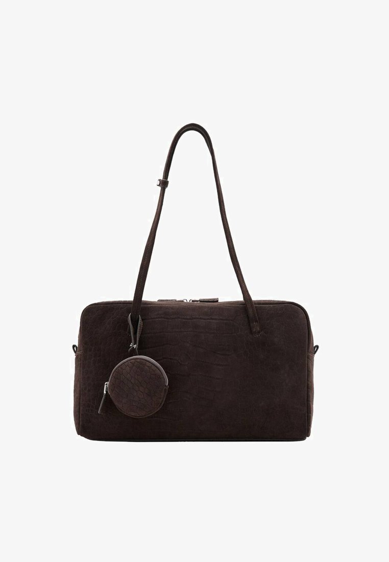 Bolso de ante marrón oscuro con cierre de cremallera, dos asas y una bolsa redonda de monedas desmontable adjunta. Diseño rectangular texturizado.