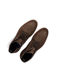 Bruine stof enkellaarsjes met een gestructureerd oppervlak, zwarte veters en bruine rubberen zolen. Voorzien van een gladde voering en stiksels als accent.