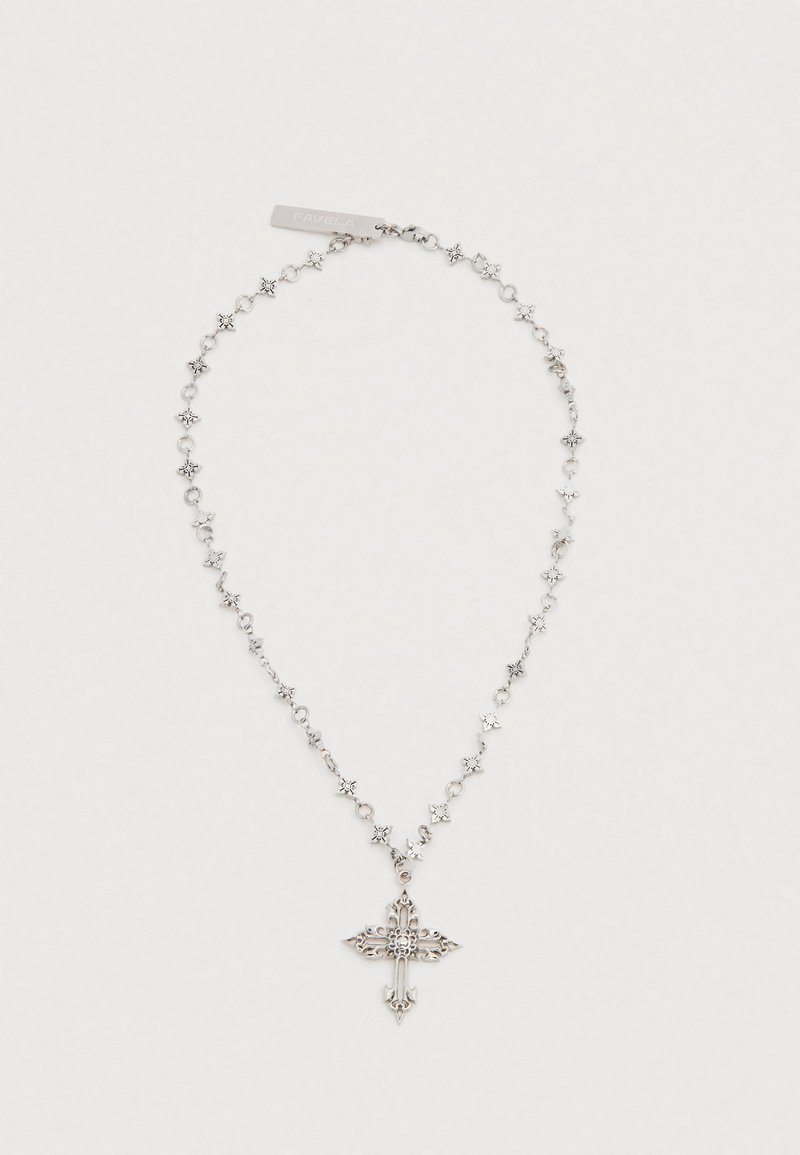 Ασημένιο κολιέ με συνδέσμους σε σχήμα αστεριού, με διακοσμητικό σταυρό κρεμαστό στο κέντρο. Ο σχεδιασμός της αλυσίδας περιλαμβάνει μικρές, εναλλασσόμενες λεπτομέρειες.