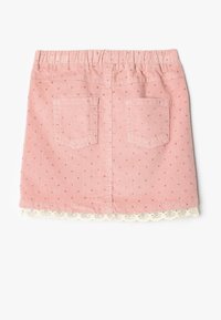 Falda de mezclilla rosa con patrón de estrellas doradas, cinturilla elástica, dos bolsillos traseros y borde de encaje blanco en el dobladillo.