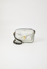 Borsa a tracolla con esterno in pelle bianca crackata, hardware dorato, chiusura con zip e tracolla nera. Design rettangolare compatto.