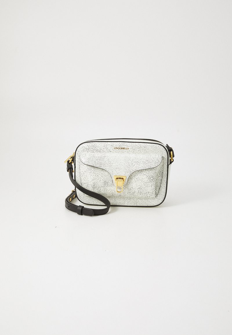 Borsa a tracolla con esterno in pelle bianca crackata, hardware dorato, chiusura con zip e tracolla nera. Design rettangolare compatto.