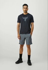 Under Armour BRAHMA BULL - T-shirts med print - black/castlerock