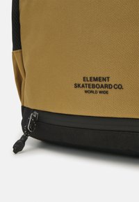 Element GROUND SKATE ROLL TOP - Matkakott - dull gold