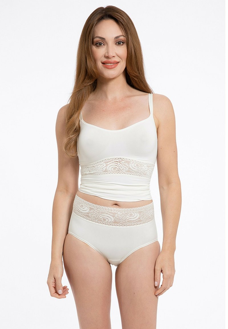 Set di canotta bianca e slip a vita alta, con dettagli in pizzo in vita e sul busto, caratterizzato da una texture liscia e un design semplice.