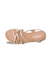 Sandal in pelle marrone con cinturini metallici incrociati, suola imbottita e plantare con logo. Presenta un cinturino sottile alla caviglia con fibbia.