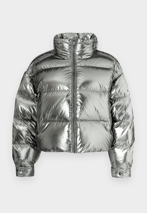 Silberne Steppjacke mit hohem Kragen, wattiertem Design, metallischem Finish, Reißverschluss vorne und elastischen Bündchen. Kurz geschnittene Länge, glatte Textur.