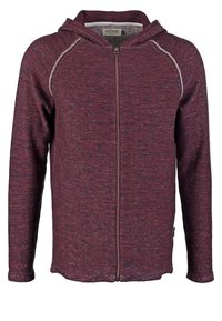 Vinröd zip-up hoodie med strukturerad stickning, raglanärmar och vita sömdekorationer. Har en framficka med dragkedja och sidofickor.