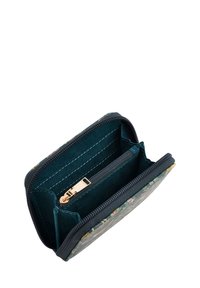 Zipped wallet in dark blue and floral print. Made of soft fabric with a gold-tone zipper, featuring multiple compartments and card slots.