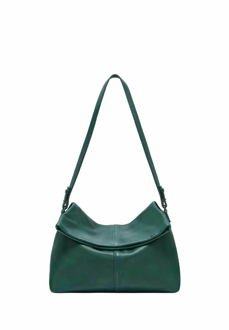 Ciemnozielona skórzana torba na ramię z dużą klapą na zatrzask i regulowanym paskiem, minimalistycznym przeszyciem oraz subtelnym, tłoczonym logo marki.