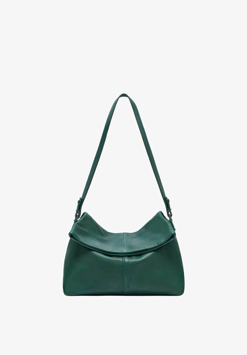 Ciemnozielona skórzana torba na ramię z dużą klapą na zatrzask i regulowanym paskiem, minimalistycznym przeszyciem oraz subtelnym, tłoczonym logo marki.