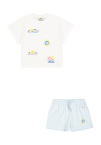T-shirt en coton blanc avec des impressions graphiques pastel et des manches roulées, assorti à un short bleu clair avec une taille élastique et un logo.