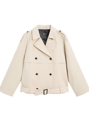 Trench-coat beige à double boutonnage avec des boutons noirs, un large col, des épaulettes et une ceinture assortie avec une boucle noire.