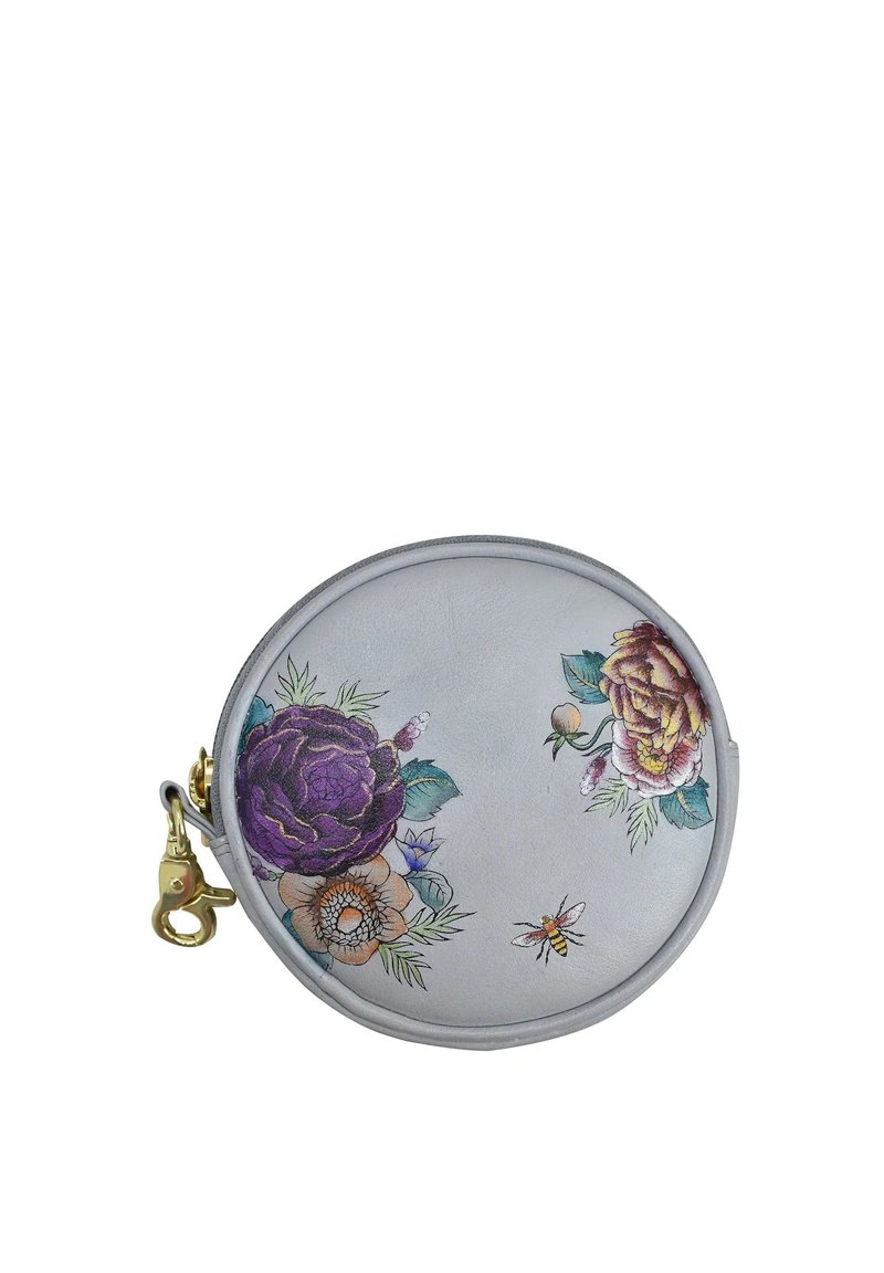 Runde graue Leder-Münztasche mit bunten Blumenmustern und einer Biene, mit einem goldenen Verschluss. Glatte Textur, kompakte Form.