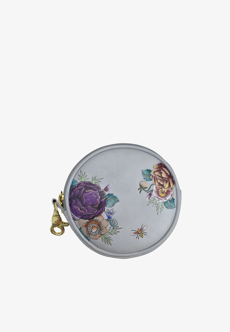 Ronde grijze leren muntentas met kleurrijke bloemenmotieven en een bij, met een gouden sluiting. Gladde textuur, compacte vorm.