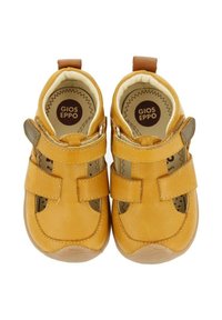 Zapatos infantiles de cuero amarillo con correas de Velcro, punta redondeada y acentos perforados. Forro suave y suela de goma para mayor comodidad.