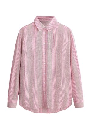 Košeľa s dlhým rukávom zapínaná na gombíky s ružovými a bielymi vertikálnymi pruhmi a špicatým golierom, zobrazená na bielom pozadí.