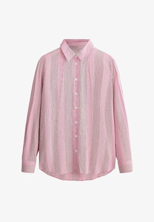 Košeľa s dlhým rukávom zapínaná na gombíky s ružovými a bielymi vertikálnymi pruhmi a špicatým golierom, zobrazená na bielom pozadí.