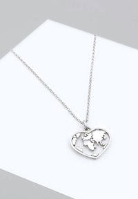 Sølv halskæde med en hjerteformet vedhæng med et udsnit af verdenskortet. Kæden er delikat og tekstureret, hvilket forstærker elegance.