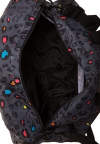 Sac polochon noir avec un motif léopard coloré, doté d'une large ouverture, d'une poche intérieure et d'un tissu durable. Doublure lisse visible à l'intérieur.