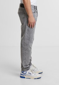 2Y Premium Traperice suženog kroja - grey