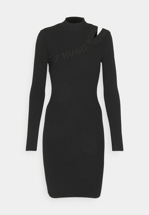 Černé elastické šaty s dlouhým rukávem, vybavené imitací stojáčku a diagonálním výstřihem na levém rameni, s nenápadným logem Hugo přes hrudník.