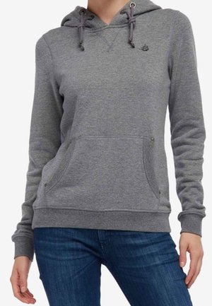 Person trägt einen mittelgrauen Kapuzenpullover mit Fronttasche und verstellbaren Kordeln, kombiniert mit blauen Jeans.