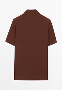 Brun kortærmet polo shirt med foldet krave, vist fra ryggen på en hvid baggrund.
