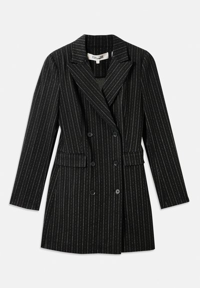 Fekete, dupla soros blézer fehér csíkozással, hegyes hajtókával, két elülső zsebbel és gombokkal. Simább textúra, testreszabott dizájn.