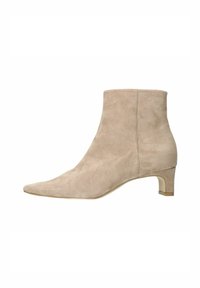 Stivali ankle in suede beige con punta a punta e tacco basso a blocco, caratterizzati da una superficie liscia e dettagli di cucitura minimi.