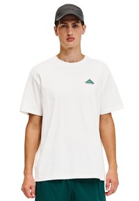 Weißes Baumwoll-T-Shirt mit kurzen Ärmeln, Rundhalsausschnitt und einem kleinen türkisfarbenen grafischen Dreieckslogo auf der linken Brust.