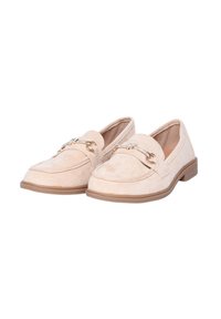 Mocassini in suede beige con punta rotonda, caratterizzati da un accento metallizzato e un tacco in gomma basso. Texture liscia e design minimalista.