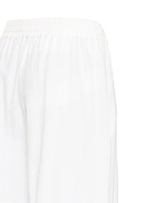 Shorts blancs à taille élastique avec poches latérales en tissu léger.