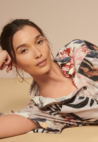 Next DRAWSTRING UTITLITY - REGULAR FIT - Särkkleit - ecru tropical leaf print