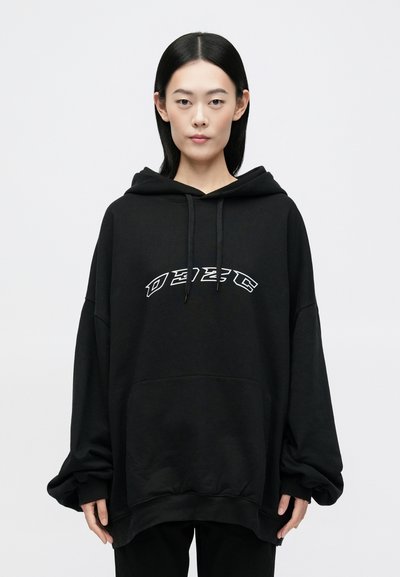 Hoodie noir oversize avec une poche frontale, capuche à cordon et logo blanc imprimé sur la poitrine. Caractéristiques des manches amples et un tissu doux.