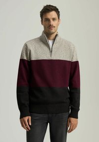 Sweter z półsuchem kołnierzem, z poziomymi paskami w jasnoszarym, burgundowym i czarnym kolorze. Dziane faktura, ściągacze na rękawach i u dołu.