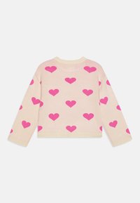 Pletený svetr s bledě růžovým pozadím a jasně růžovými vzory srdcí, kulatý výstřih, dlouhé rukávy a ribbované manžety a spodní lem.